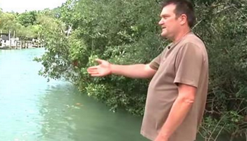 A vazut ceva ciudat in apa si a inceput imediat sa filmeze! Nu i-a venit sa creada cand si-a dat seama ce era de fapt