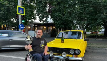 Un român în scaun rulant participă la competiții auto cu o Dacia 1300, mașină care nu se mai fabrică de 38 de ani