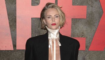 La 50 de ani, Charlize Theron, spune că nu mai poate să trăiască cu un bărbat, dar i-a plăcut aventura de o noapte cu unul de 26 de ani: ”Spectaculos”