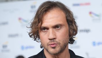 A emoționat o lume întreagă cu rolul din „Miracol în celula 7”. Aras Bulut Iynemli aduce Turciei un premiu Emmy pentru serialul „Deha”