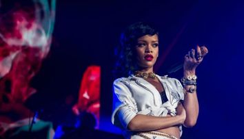 Aparitia care a captat instantaneu atentia paparazzilor. Tinuta nepotrivita cu care Rihanna a iesit la plimbare, de ziua ei