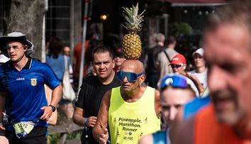 La 71 de ani, a alergat 42 de km cu un ananas pe cap și nu l-a scapăt nici măcar o dată! Maratonistul care face senzație la competițiile din toată lumea