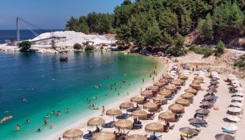 Vești proaste pentru românii aflați în vacanta în Thassos: accesul imposibil pe cele mai frumoase plajă de pe insulă