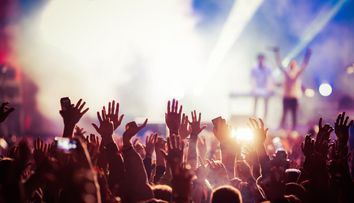 O fată a reușit să-și găsească prietena dispărută cu ajutorul oamenilor din public, la un concert Sam Fender
