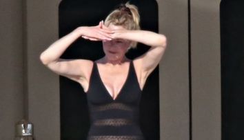 La 60 de ani face senzatie in costum de baie. Melanie Griffith surprinde din nou cu silueta sa
