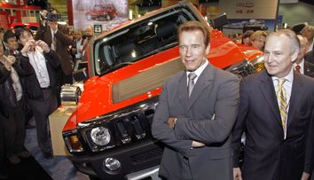 Terminatorul eco. Arnold Schwarzenegger conduce primul Hummer electric din lume
