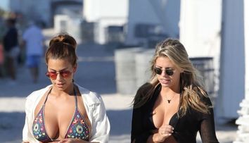 Nu e model, dar castiga bani pozand in costum de baie. Cine e si cum arata tanara care probeaza zilnic bikini noi