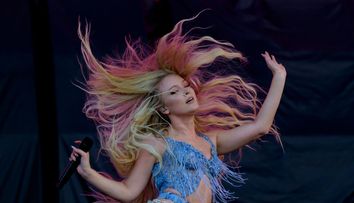 Zara Larsson, fenomenul pop global ale cărei dansuri au cucerit internetul și au devenit virale în toată lumea, vine la UNTOLD 2026
