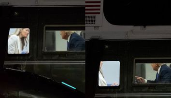 Donald Trump, surprins în timp ce arată cu degetul în mod acuzator către Melania Trump. Cuplul prezidețial a coborât din elicopter ținându-se de mână