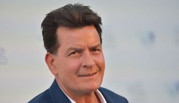 Charlie Sheen, recompensat de Alcoolicii Anonimi pentru cele 12 luni în care nu a pus gura pe băutură