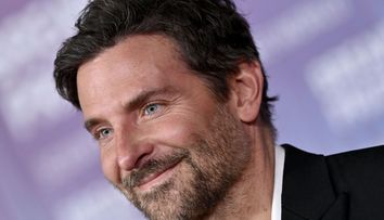 Bradley Cooper, de nerecunoscut pe străzile din New York. Ținuta lui retro a făcut senzație