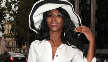Sinitta, mulatra care s-a iubit cu Brad Pitt în anii ’80, a pozat nud la 56 de ani. Ce a sărbătorit