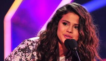 Ambele sunt actrite, iar lumea crede ca sunt gemene. Cum arata vedeta care seamana leit cu Selena Gomez