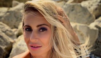 VIDEO Crina Abrudan, relaxare la piscină