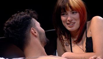 Undressed, ep 7: Un playboy, care a avut mai mult de 100 de cuceriri, hipnotizat la propriu de un model! Reacția lui după un pasional sărut franțuzesc