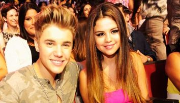 Selena Gomez si Justin Bieber, surprinsi in tandreturi la Billboard Awards. Vezi fotografiile care l-au infuriat pe artist