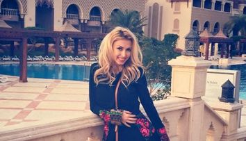 Andreea Balan si-a pus pe jar admiratorii de pe Facebook. Cantareata si-a expus silueta intr-un costum de baie minuscul