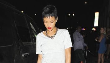 Rihanna si-a aratat posteriorul intr-o rochie mini. Vezi cum a mers imbracata in club
