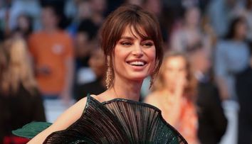 Catrinel Menghia, una dintre cele mai admirate vedete de la Festivalul de la Cannes. Românca a strălucit pe covorul roșu