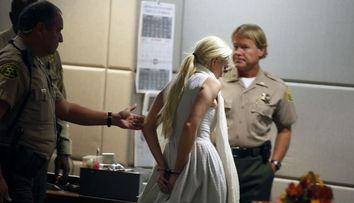 Lindsay Lohan, scoasa cu catuse si cu lacrimi in ochi din tribunal! Afla de ce: