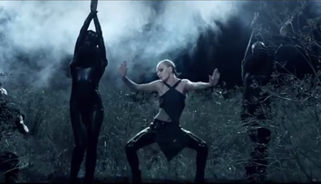 Alexandra Stan si-a aratat si partea 