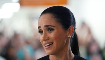 Meghan Markle, desființată după ce a vizitat un centru pentru femei fără adăpost într-o ținută de 105.000 dolari: ”Insensibilă!”