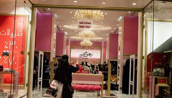 Femeile din Arabia Saudita nu au voie sa defileze. Ce folosesc designerii de moda in schimb