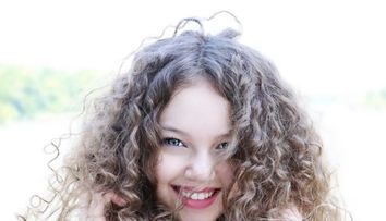 Noelle Vlasov a împlinit 17 ani! Cum arată acum fetița numită “cel mai frumos copil din România”