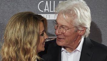 Richard Gere e unul dintre cei mai populari actori, dar putini stiu cum arata iubita lui. Cum au fost surprinsi cei doi