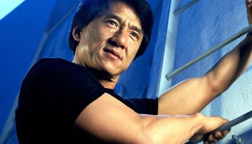 In filme bate tot ce prinde, in viata reala e simpatic foc. Jackie Chan vine maine in Romania: 