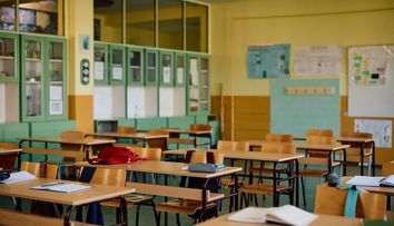 O mamă caută pe internet un elev care să facă schimb de liceu cu fiul ei. Ce s-a întâmplat
