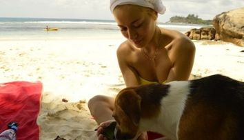 Laura Cosoi, sexy fara sutien pe o plaja exotica. Unde si-a petrecut vacanta frumoasa blonda: