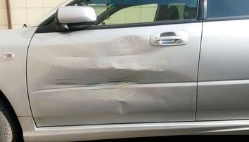 Portiera masinii a fost distrusa in urma unui accident, dar el a reusit sa o transforme complet fara sa o duca la service. 



Ce a facut cu ajutorul simple markere