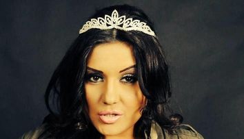 Bianca Rus si-a expus noua silueta. Cu bustul acoperit doar de un petic de dantela cantareata a facut furori