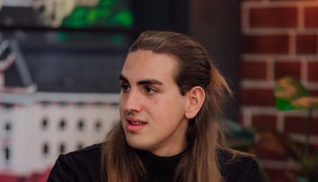 EXCLUSIV Răzvan Danciu și-a vopsit părul în roșu și albastru pentru Marea Unificare Survivor România 2023