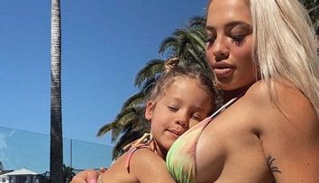 Tammy Hembrow, cu copiii la plajă. Cum a pozat cea mai sexy mămică de pe internet