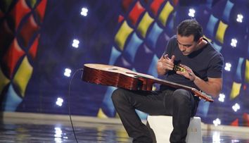 Are un stil unic de a canta la chitara si a reusit sa uimesca juriul. Nimeni n-ar fi crezut ca n-a luat lectii niciodata