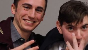 Baiatul din imagine si alti doi colegi ai sai nu visau la o asa surpriza.Ce au facut 3 fete de liceu pentru colegii lor