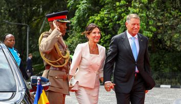 Cum s-a îmbrăcat Carmen Iohannis în vizita oficială din Kenya. Prima Doamnă a României a încălcat protocolul vestimentar