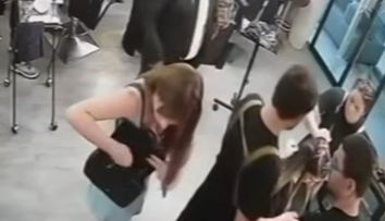 O femeie și-a înjunghiat hairstylist-ul pentru că nu i-a plăcut cum a tuns-o. Momentul a fost surprins pe camerele de supraveghere din salon VIDEO