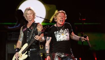 Ținutele spectaculoase purtate de membrii trupei Guns N' Roses. Legendara trupă a concertat seara trecută în București