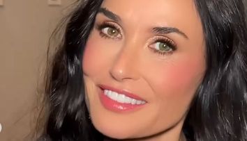 O vezi rar în asemenea ipostaze. Demi Moore își arată tenul fără machiaj înainte de Gala Oscar. Cum arată actrița la 62 de ani fără niciun artificiu de înfrumusețare