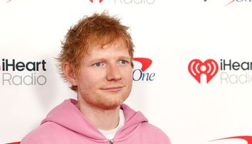 Ed Sheeran își arată abdomenul cu pătrățele. Artistul și-a schimbat stilul de viață, dar afirmă ironic: „În adâncul sufletului, sunt un fumător care mănâncă pizza și bea bere”