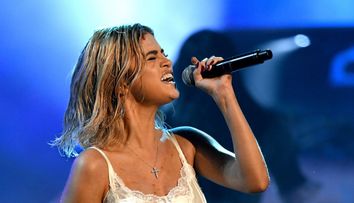 Selena Gomez nu mai arata asa. Vedeta si-a vopsit parul blond si a stralucit pe covorul rosul la AMA 2017