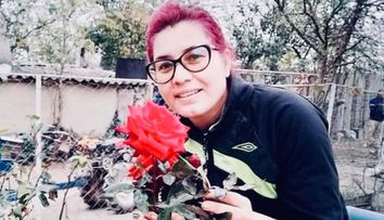 Elena, mamă a trei copii, a fost înjunghiată de soțul de care voia să divorțeze. Bărbatul a încercat să-și pună capăt zilelor după atac