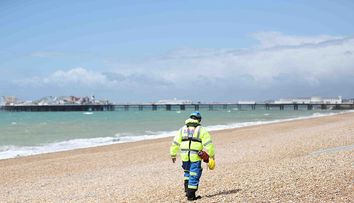 Triplă tragedie în Marea Britanie! Trei surori au murit, în mod misterios, pe o plajă. Tatăl lor, devastat