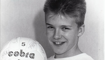 O minge de fotbal și un vis! Recunoști puștiul din imagine? Tocmai a împlinit 51 de ani și e o legendă în Marea Britanie