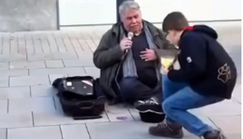 Niste copii au pus bani in palaria unui om care canta pe strada. Ce a urmat este de-a dreptul emotionant
