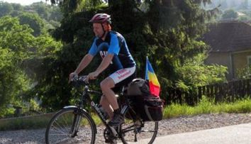 El este romanul care va parcurge 3.000 de km pe o bicicleta ca sa-si promoveze cauza: Cu ce se ocupa de fapt omul