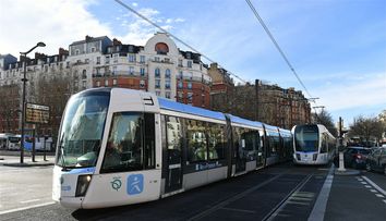 Iubire de necrezut: femeia care susține că este căsătorită cu un tramvai a stârnit controverse uriașe